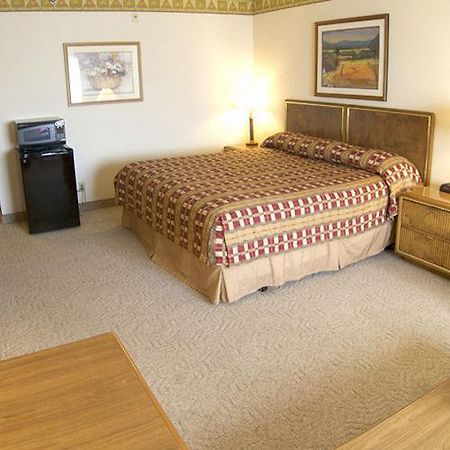High Desert Inn Elko Room photo